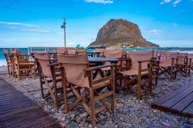 Monemvasia kayası manzarası ve Yunanistan 'da bir sahil restoranı.