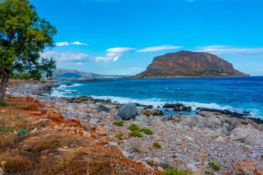 Yunanistan 'da Monemvasia kayalarının manzarası.