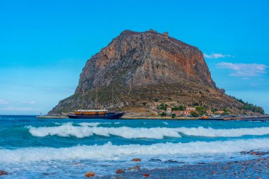 Yunanistan 'da Monemvasia kayalarının manzarası.