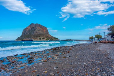 Yunanistan 'da Monemvasia kayalarının manzarası.