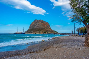Yunanistan 'da Monemvasia kayalarının manzarası.