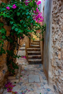 Yunanistan 'ın tarihi Monemvasia kentinin Stone Caddesi.