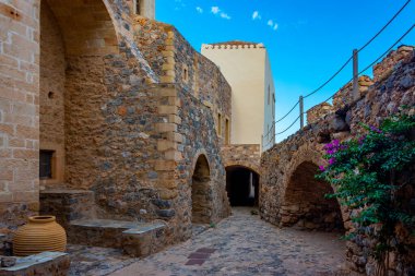 Yunanistan 'ın tarihi Monemvasia kentinin Stone Caddesi.