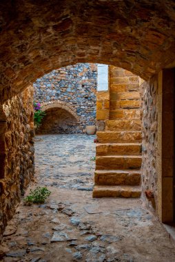 Yunanistan 'ın tarihi Monemvasia kentinin Stone Caddesi.