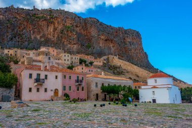 Yunan şehri Monemvasia 'daki Krisafitissa Meydanı.