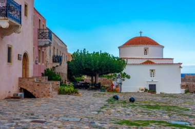 Yunan şehri Monemvasia 'daki Krisafitissa Meydanı.