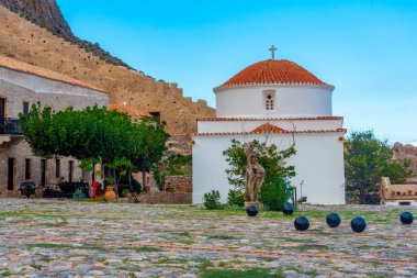 Yunan şehri Monemvasia 'daki Krisafitissa Meydanı.