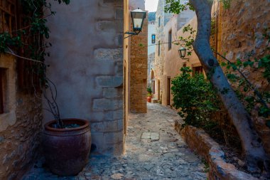 Yunanistan 'ın tarihi Monemvasia kentinin Stone Caddesi.