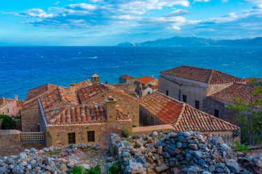 Yunan kenti Monemvasia 'nın çatıları.