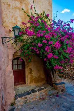 Yunanistan 'ın tarihi Monemvasia kentinin Stone Caddesi.