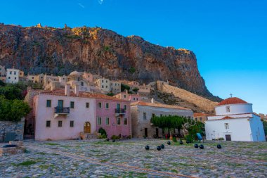 Yunan şehri Monemvasia 'daki Krisafitissa Meydanı.