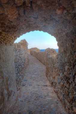 Yunanistan 'ın tarihi Monemvasia kentinin Stone Caddesi.