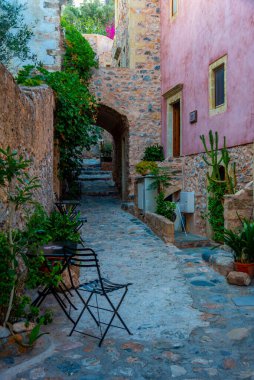Yunanistan 'ın tarihi Monemvasia kentinin Stone Caddesi.