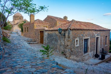 Yunanistan 'ın tarihi Monemvasia kentinin Stone Caddesi.
