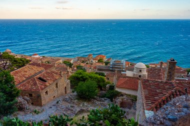 Yunan kenti Monemvasia 'nın çatıları.