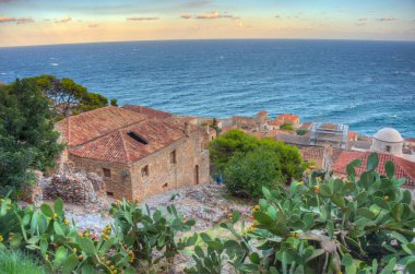 Yunan kenti Monemvasia 'nın çatıları.