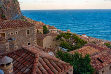 Yunan kenti Monemvasia 'nın çatıları.