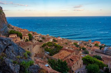 Yunan kenti Monemvasia 'nın çatıları.