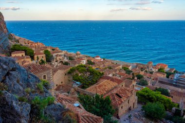 Yunan kenti Monemvasia 'nın çatıları.