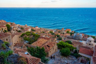 Yunan kenti Monemvasia 'nın çatıları.
