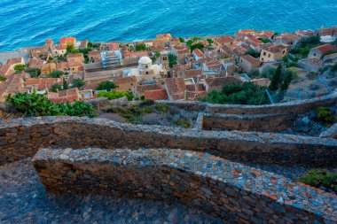 Yunanistan 'da Monemvasia' da gün batımı kıvrımlı merdivenlerin arkasında.