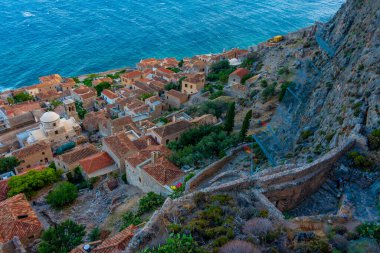 Yunanistan 'da Monemvasia' da gün batımı kıvrımlı merdivenlerin arkasında.
