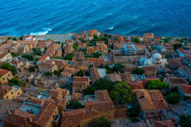 Yunan kenti Monemvasia 'nın çatılarının gün batımı manzarası.