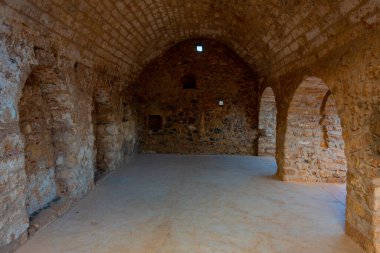 Yunanistan 'daki Monemvasia şatosunun günbatımı manzarası.