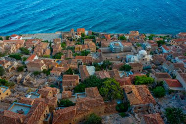 Yunan kenti Monemvasia 'nın çatılarının gün batımı manzarası.