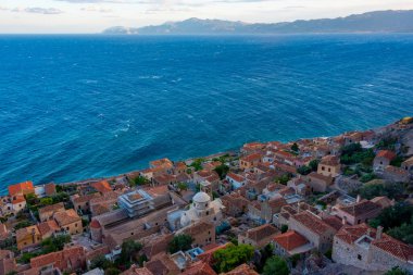 Yunan kenti Monemvasia 'nın çatılarının gün batımı manzarası.