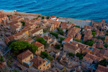 Yunan kenti Monemvasia 'nın çatılarının gün batımı manzarası.