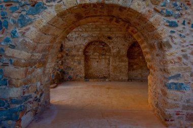 Yunanistan 'daki Monemvasia şatosunun günbatımı manzarası.