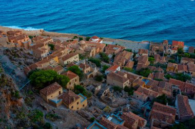 Yunan kenti Monemvasia 'nın çatılarının gün batımı manzarası.