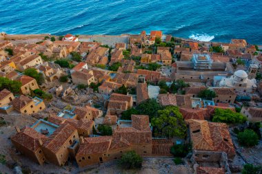 Yunan kenti Monemvasia 'nın çatılarının gün batımı manzarası.