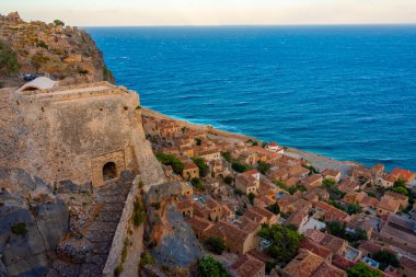 Yunanistan 'da Monemvasia' da gün batımı kıvrımlı merdivenlerin arkasında.