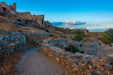 Yunanistan 'daki Monemvasia şatosunun günbatımı manzarası.