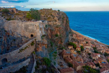 Yunanistan 'daki Monemvasia şatosunun günbatımı manzarası.