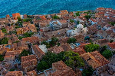 Yunan kenti Monemvasia 'nın çatılarının gün batımı manzarası.