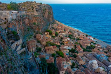 Yunanistan 'da Monemvasia' da gün batımı kıvrımlı merdivenlerin arkasında.