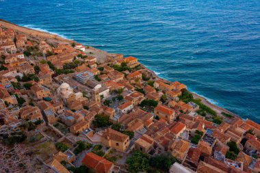 Yunan kenti Monemvasia 'nın çatılarının gün batımı manzarası.