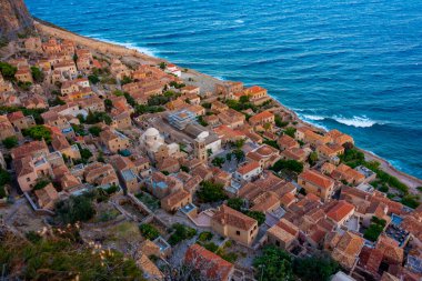 Yunan kenti Monemvasia 'nın çatılarının gün batımı manzarası.