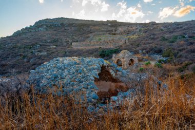 Yunanistan 'daki Monemvasia şatosunun günbatımı manzarası.