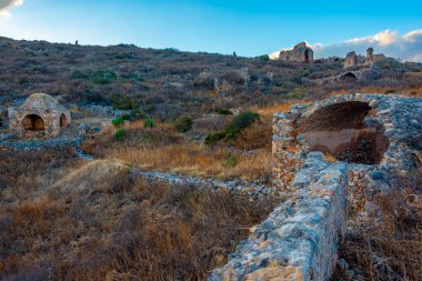Yunanistan 'daki Monemvasia şatosunun günbatımı manzarası.
