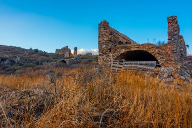 Yunanistan 'daki Monemvasia şatosunun günbatımı manzarası.