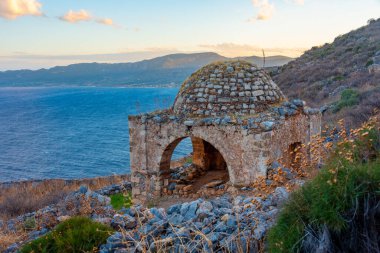 Yunanistan 'daki Monemvasia şatosunun günbatımı manzarası.