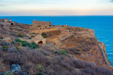 Yunanistan 'daki Monemvasia şatosunun günbatımı manzarası.