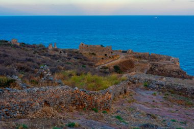 Yunanistan 'daki Monemvasia şatosunun günbatımı manzarası.