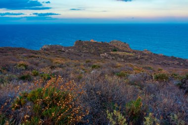 Yunanistan 'daki Monemvasia şatosunun günbatımı manzarası.
