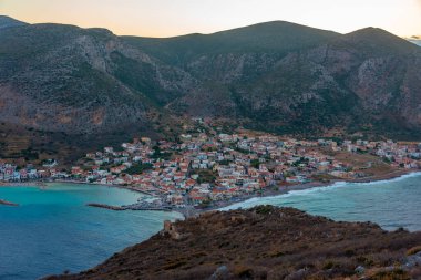 Yunan kenti Gefira 'nın günbatımı manzarası.