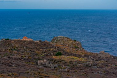 Yunanistan 'daki Monemvasia şatosunun günbatımı manzarası.